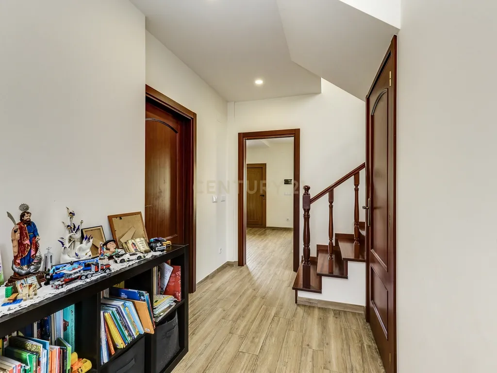 Moradia T4 Isolada Duplex com Box em Adroana, Alcabideche - Image 10