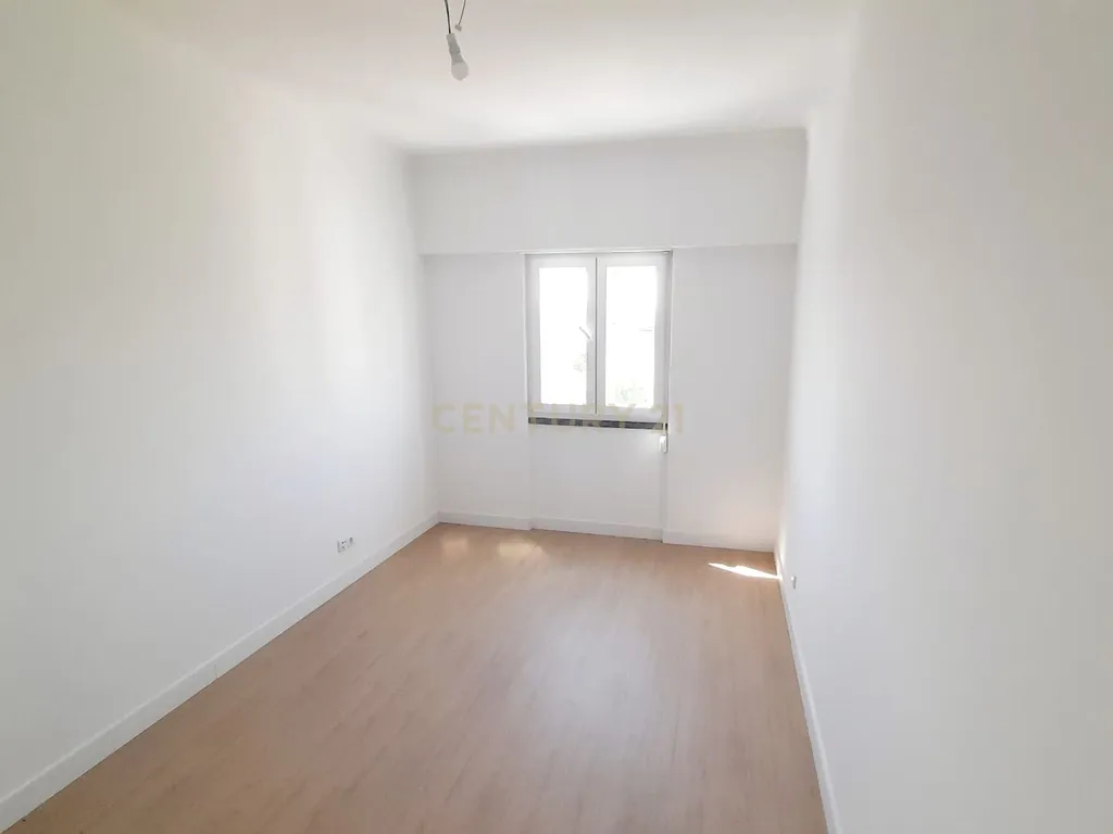 Apartamento t2 remodelado em zona muito sossegada de Santarém - Image 17