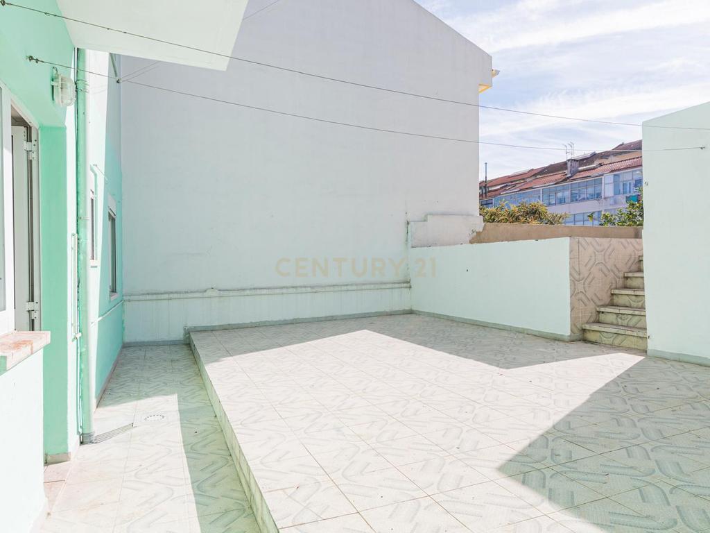 Apartamento T2 remodelado com Jardim Privativo Arrendamento - Laranjeiras -Feijó - Image 5