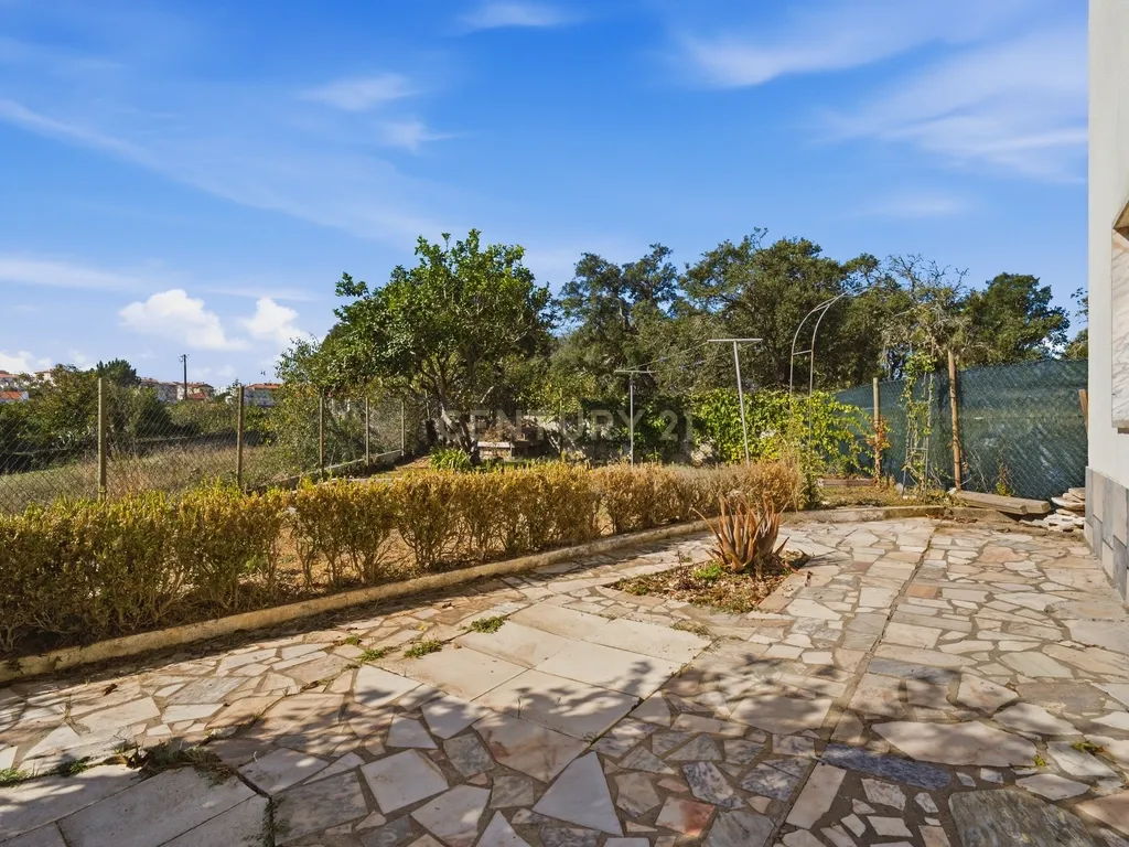 Moradia T7 de dois pisos com garagem, jardim e anexos | Terreno 894 m² na Paz em Mafra - Image 45