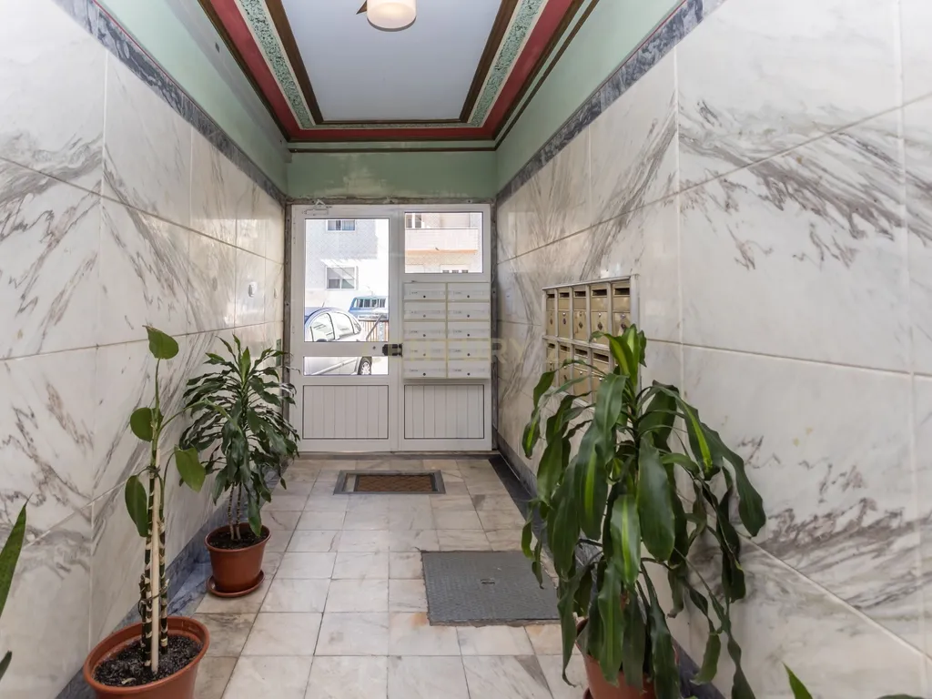 Apartamento T2(+1) Renovado com Logradouro de 100m² – Pronto a Habitar (Mobilado e Equipado) em Paio Pires - Oportunidade Única! - Image 27