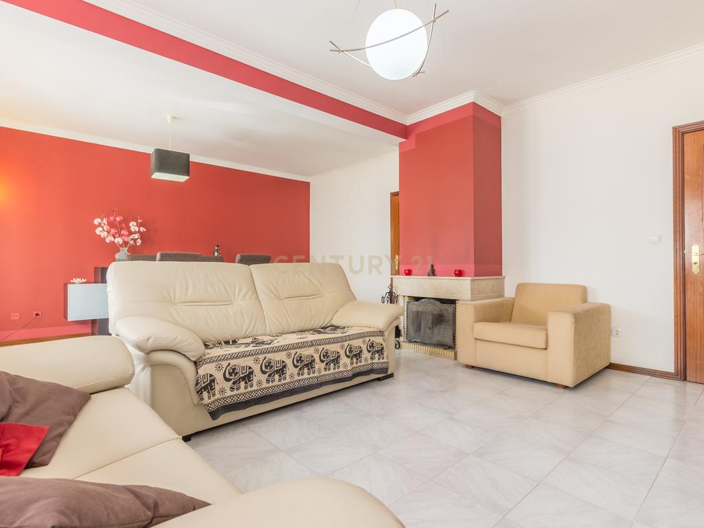 Apartamento T4 transformado em T3, na Baixa da Banheira com boa exposição solar - Image 1