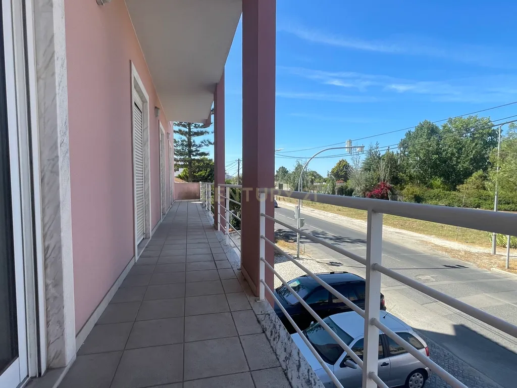 Apartamento T3, com Varandas e 3 Lugares de estacionamento, no Pinhal Novo - Image 6