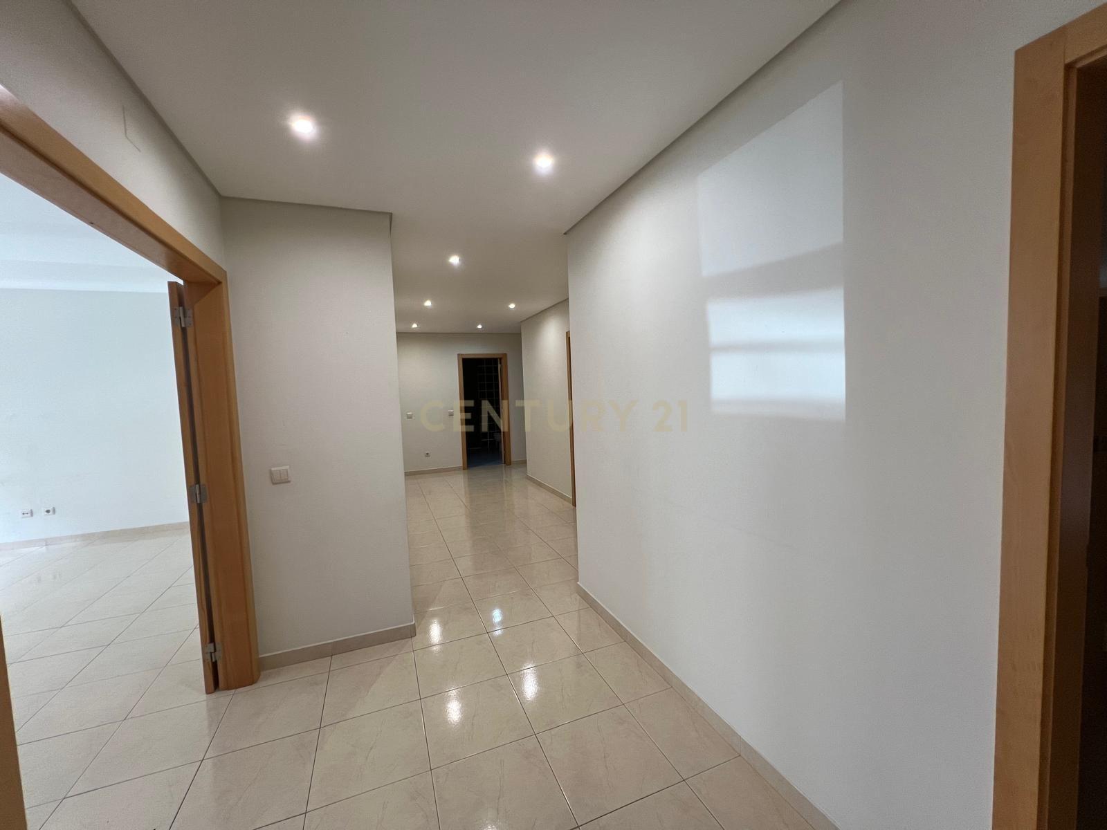 Apartamento T4 no Entroncamento – Rés do chão com terraço - Image 4