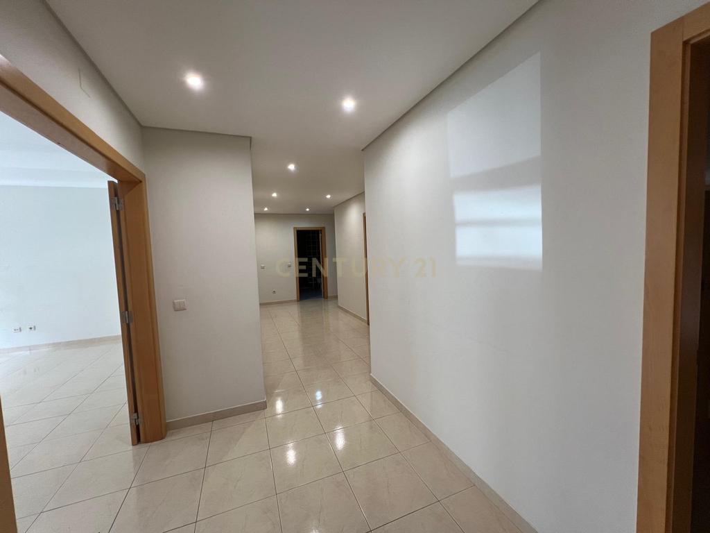 Apartamento T4 no Entroncamento – Rés do chão com terraço - Image 4