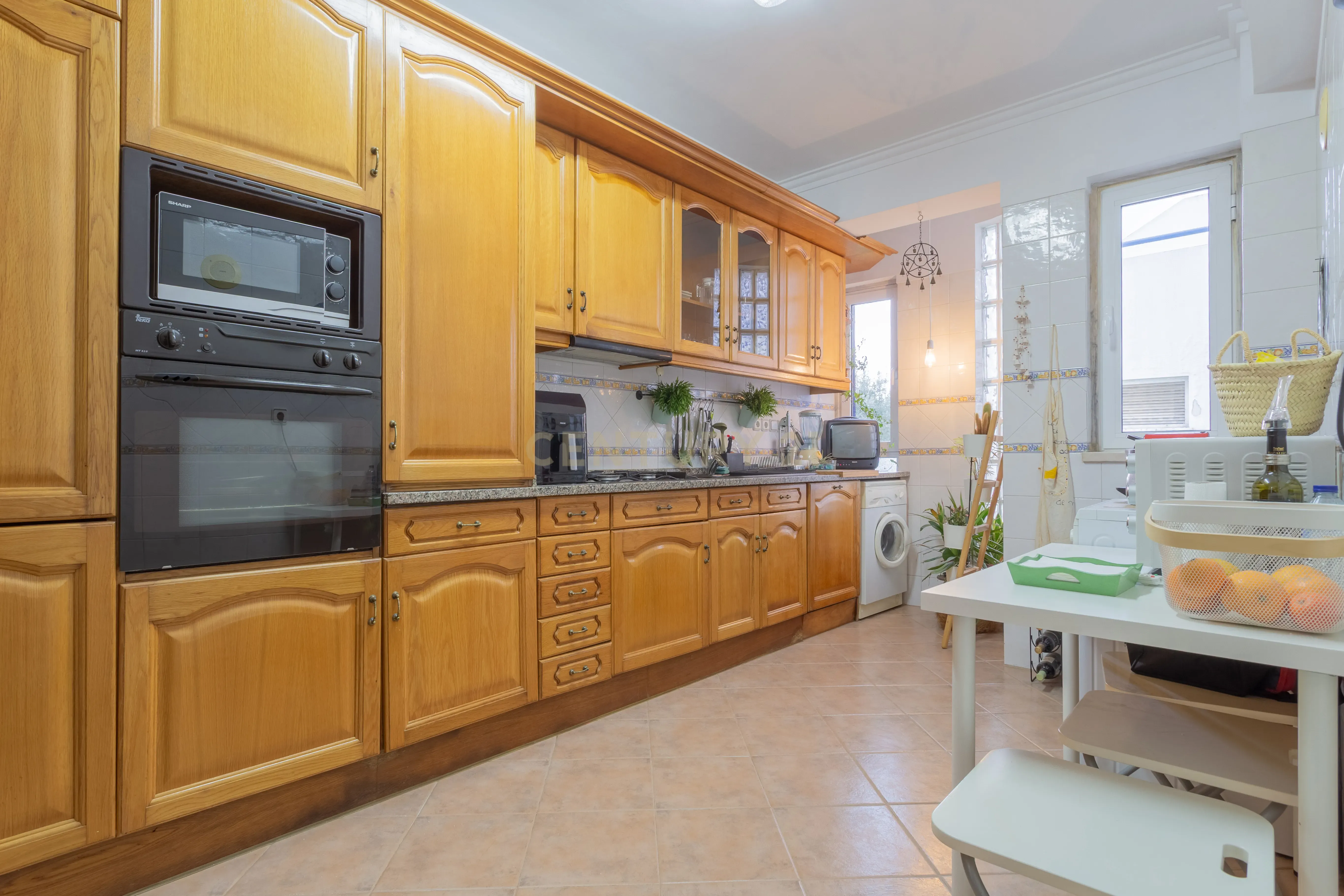 Apartamento T2 na Quinta do Anjo, Setúbal, com Estacionamento e Piscina Comum - Image 13