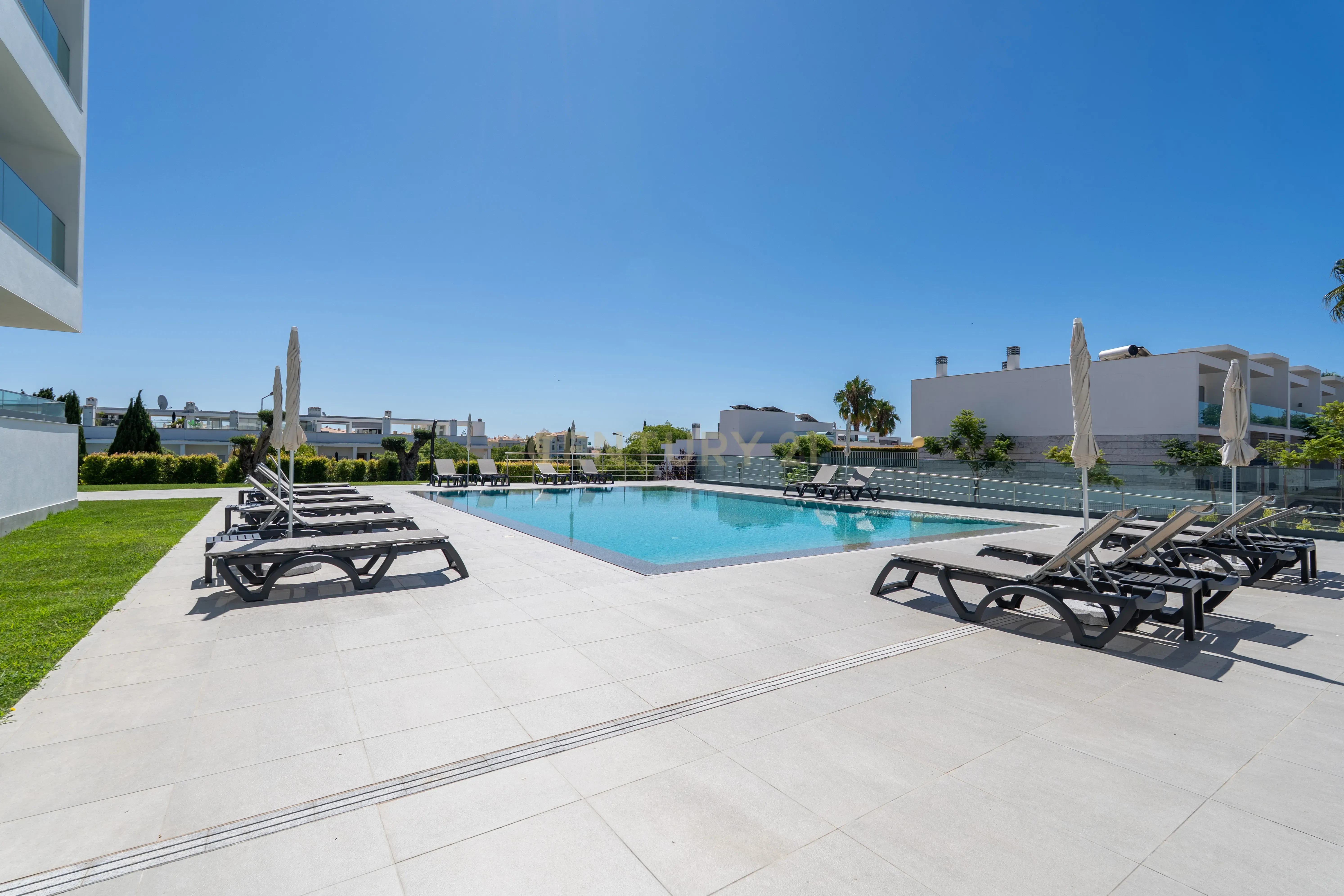 Fotografia 10 de Apartamento T3 Novo a Estrear, Piscina, Estacionamento Privativo,  no Centro de Albufeira – Correeira