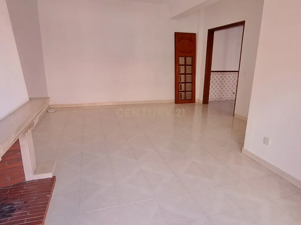 Apartamento T4 Duplex com 133m2 Montijo. - Image 3