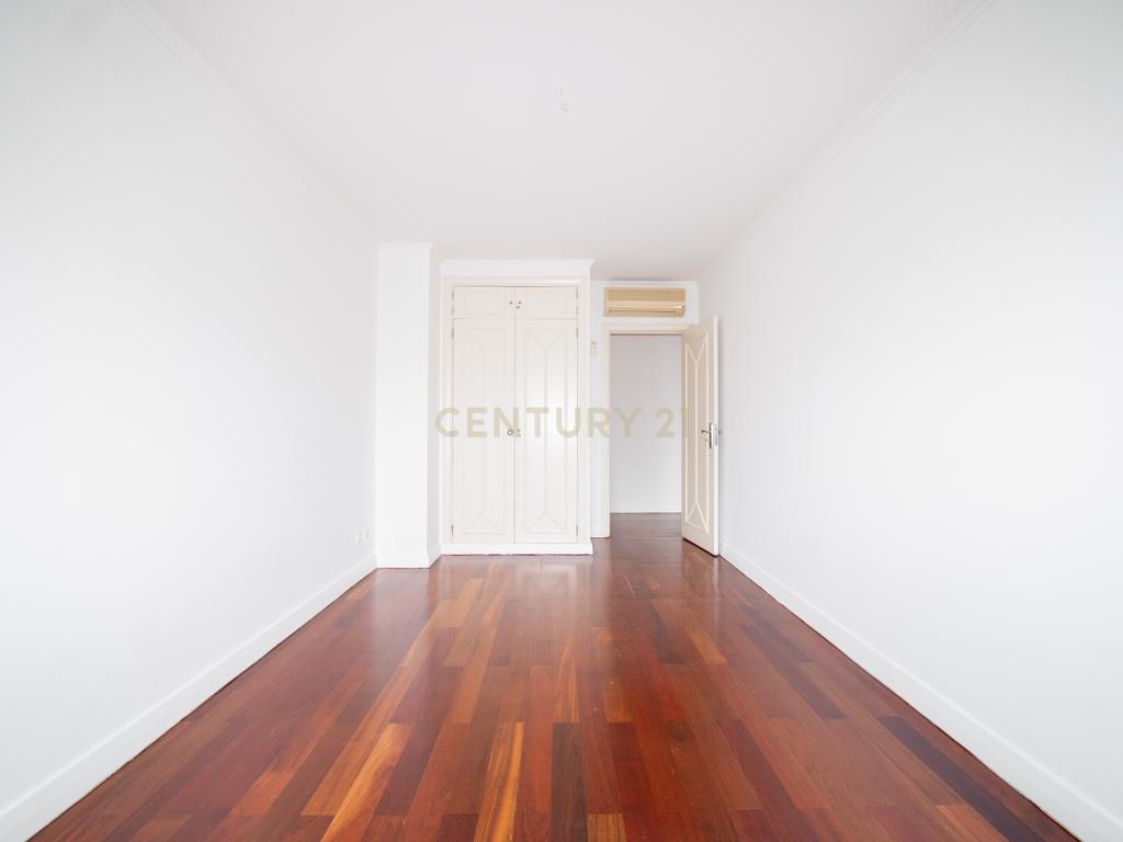 Apartamento T3 em Odivelas com Garagem e Elevador - Image 27
