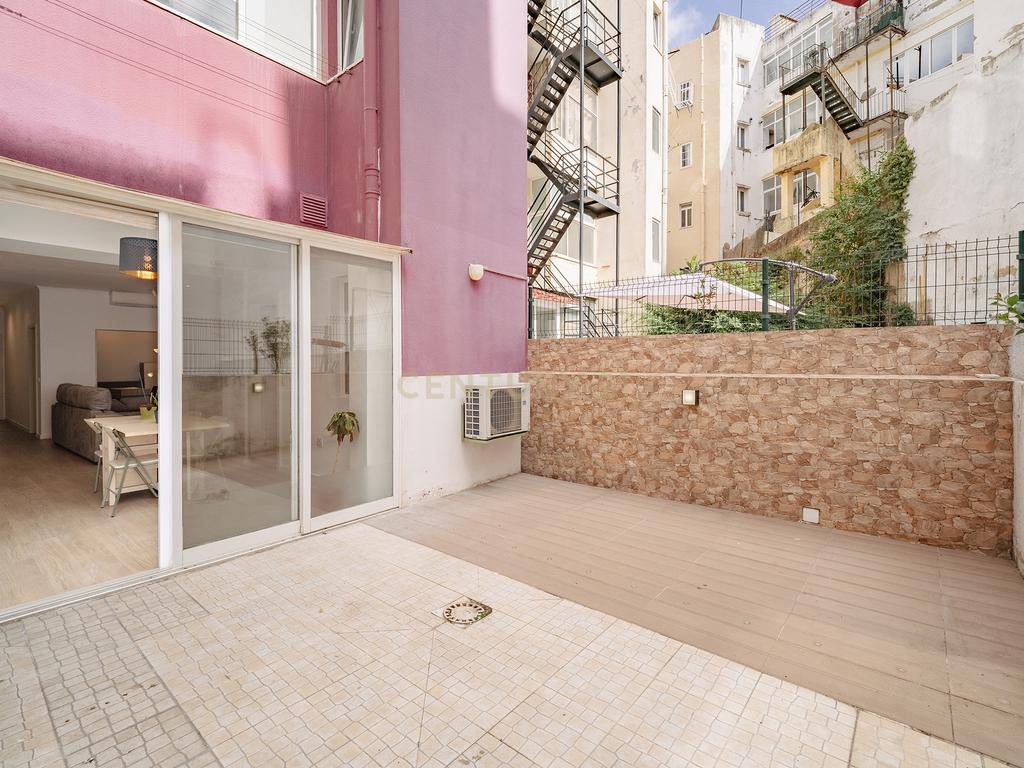 Apartamento T1+1 renovado e com espaço exterior, no Areeiro - Image 16