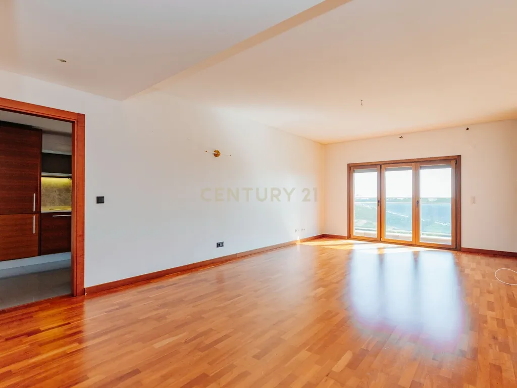 Apartamento T3 com vista da Varanda sobre o Rio Tejo nos Terraços da Ponte Sacavém - Image 10