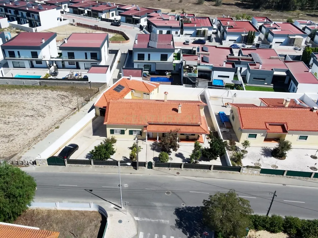 Moradia T3 com garagem e anexo independente com amplo Terreno - Samora Correia - Image 42