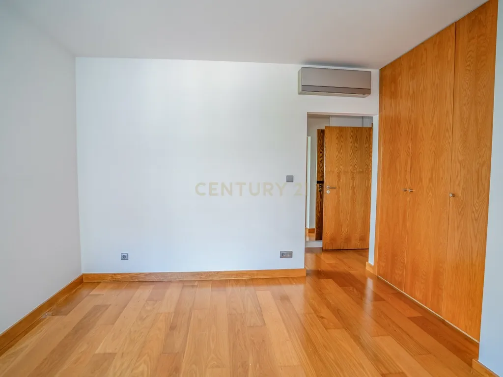 Apartamento T4 Premium com Terraço na Avenida da Independência - Image 31