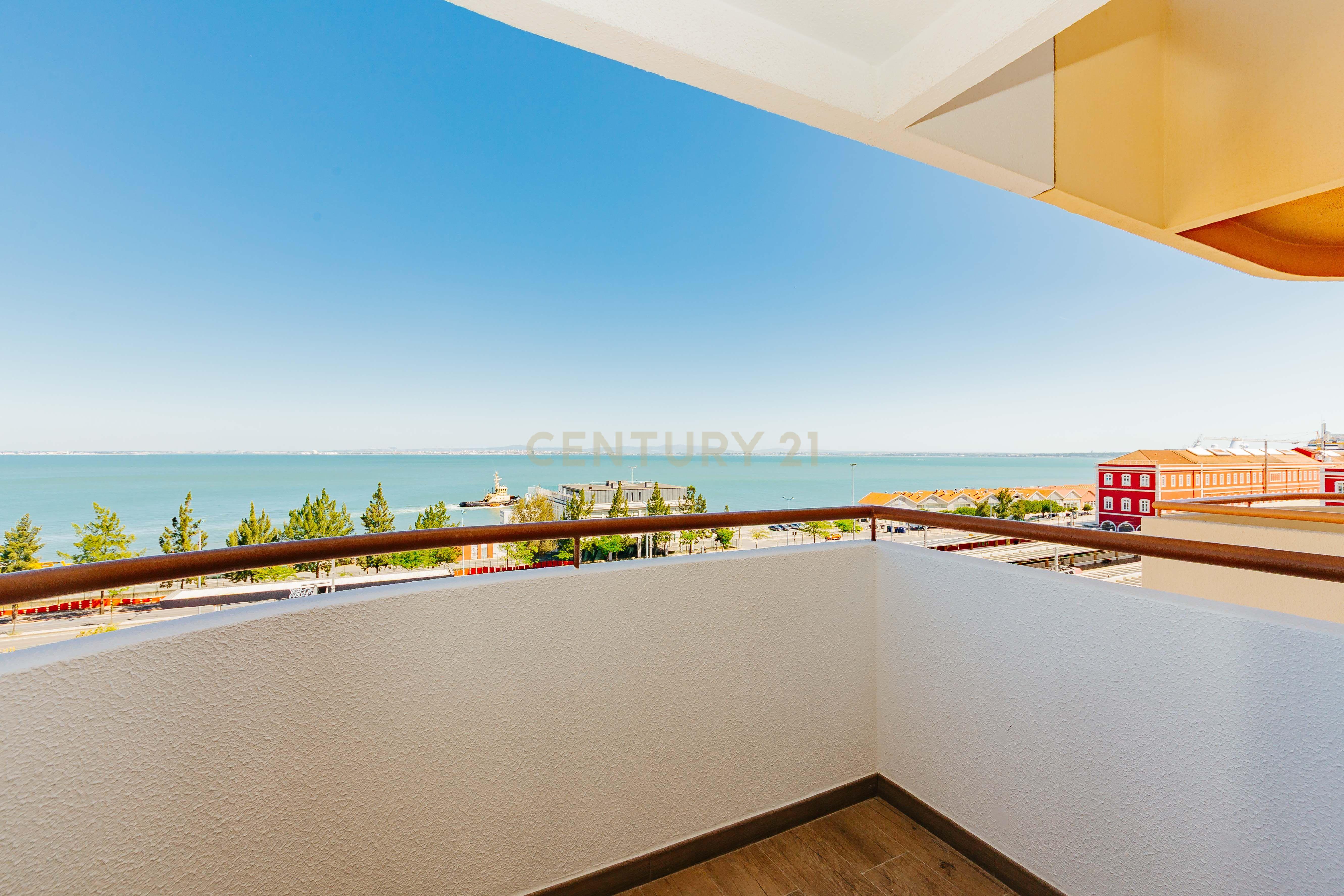 Apartamento T3 Renovado com Vista Rio em Santa Apolónia – Viva no Coração de Lisboa - Image 13