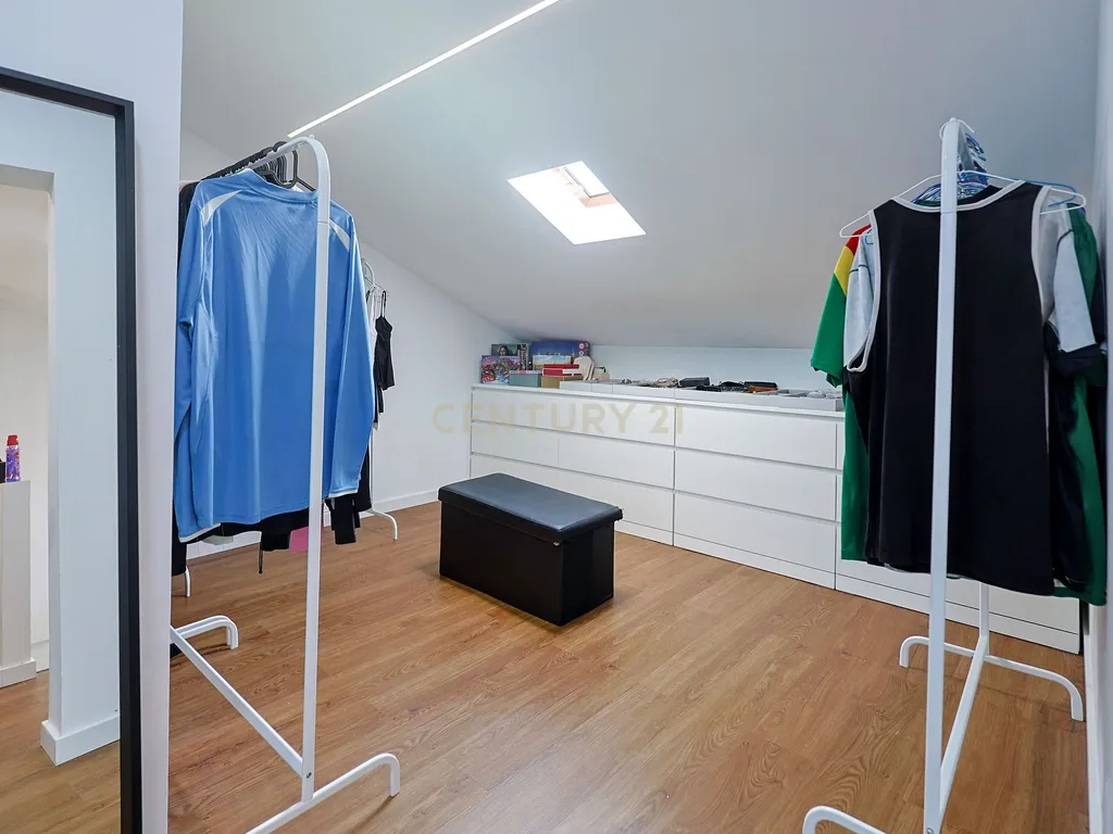 Apartamento T3 Duplex Remodelado no Centro de Corroios - Image 26