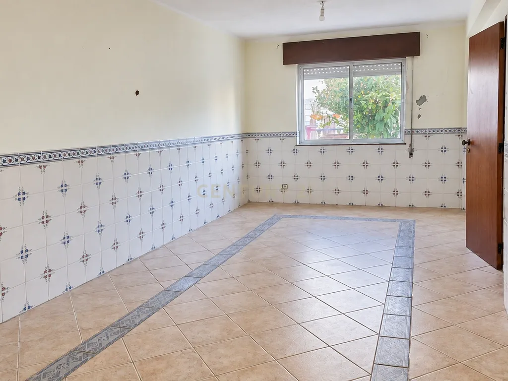 Moradia T3 com garagem, terraço e quintal em Vendas de Azeitão - Image 1