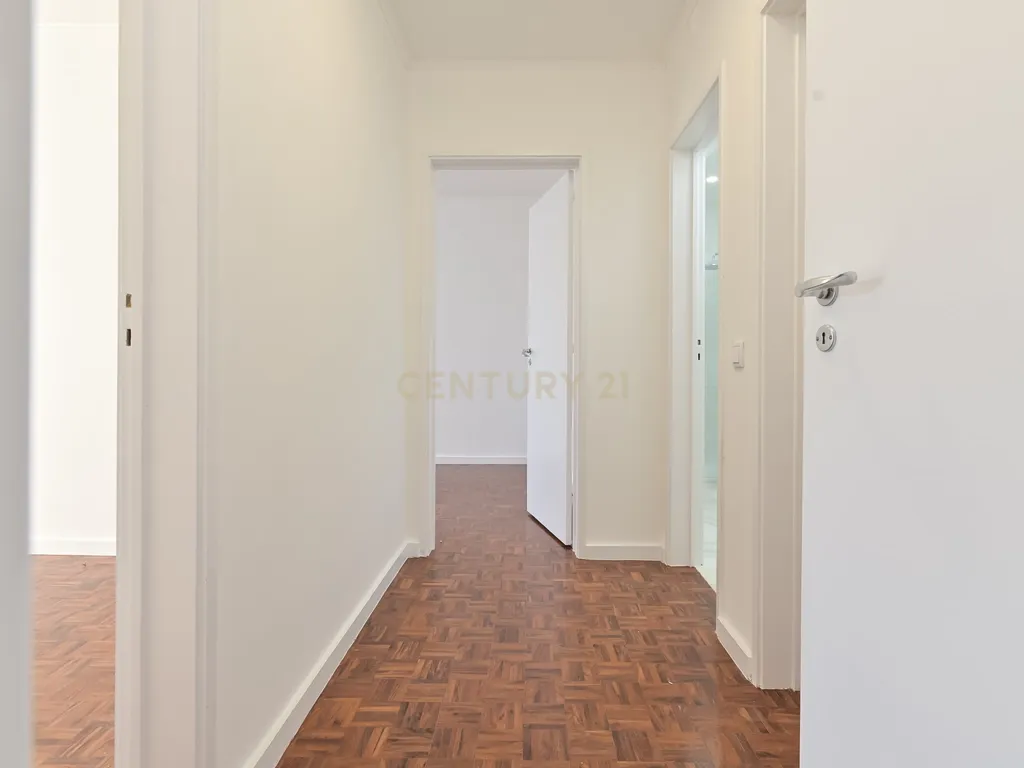 * RESERVADO * Apartamento T2 renovado para arrendamento em São Domingos de Benfica, Lisboa - Image 7