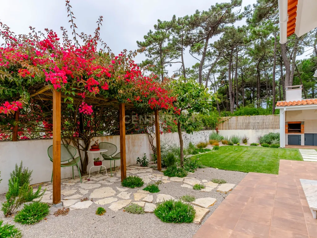 Viver com Elegância entre o Litoral e a Cidade – Uma Casa Sustentável em Colares, Portugal - Image 12