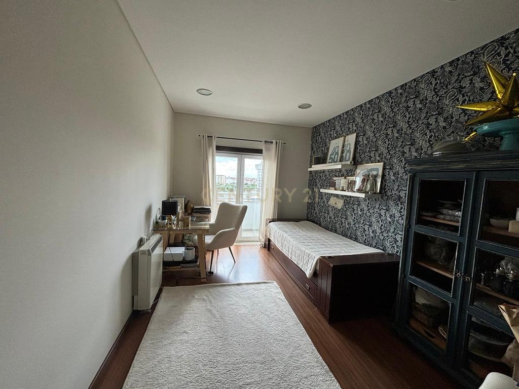 Edifício Moderno no Entroncamento com Vista Panorâmica e Luxo - Image 18