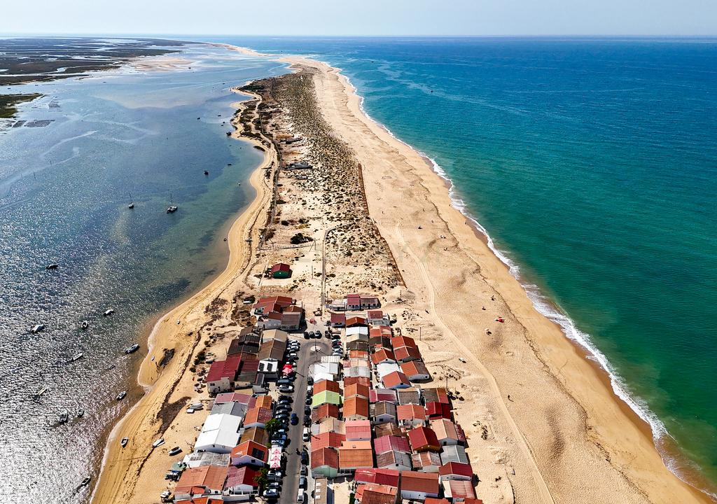 Moradia na Praia de Faro | A poucos passos do mar | Oportunidade única - Image 1