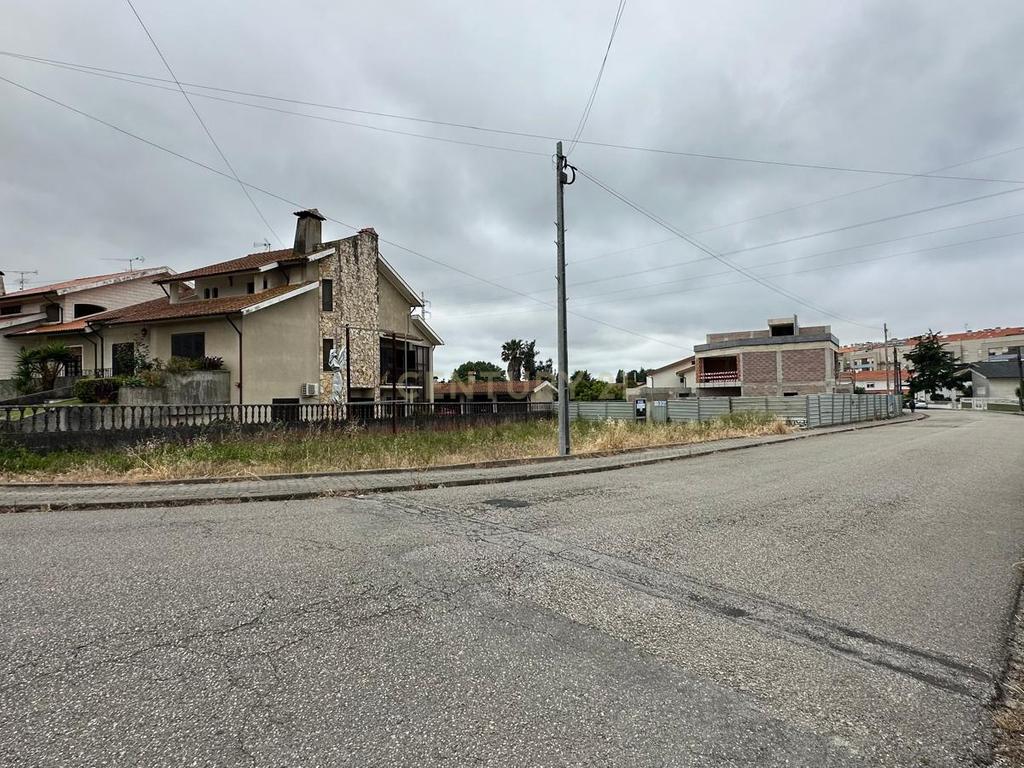 Duas moradias alvoradas + Terreno Urbano com projeto aprovado junto ao Glicinias - Image 3