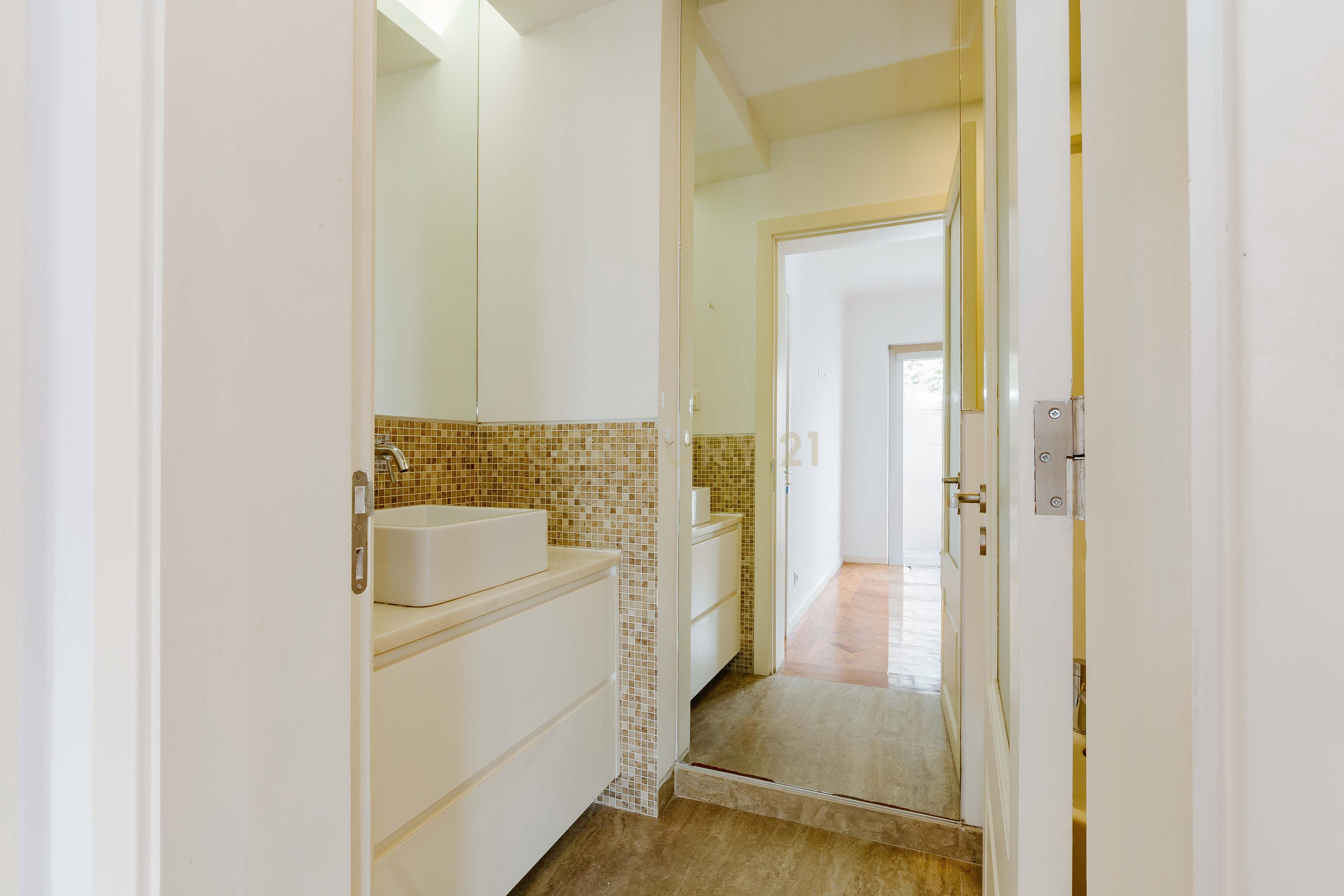 APARTAMENTO T5 REMODELADO SALDANHA LISBOA - Image 18