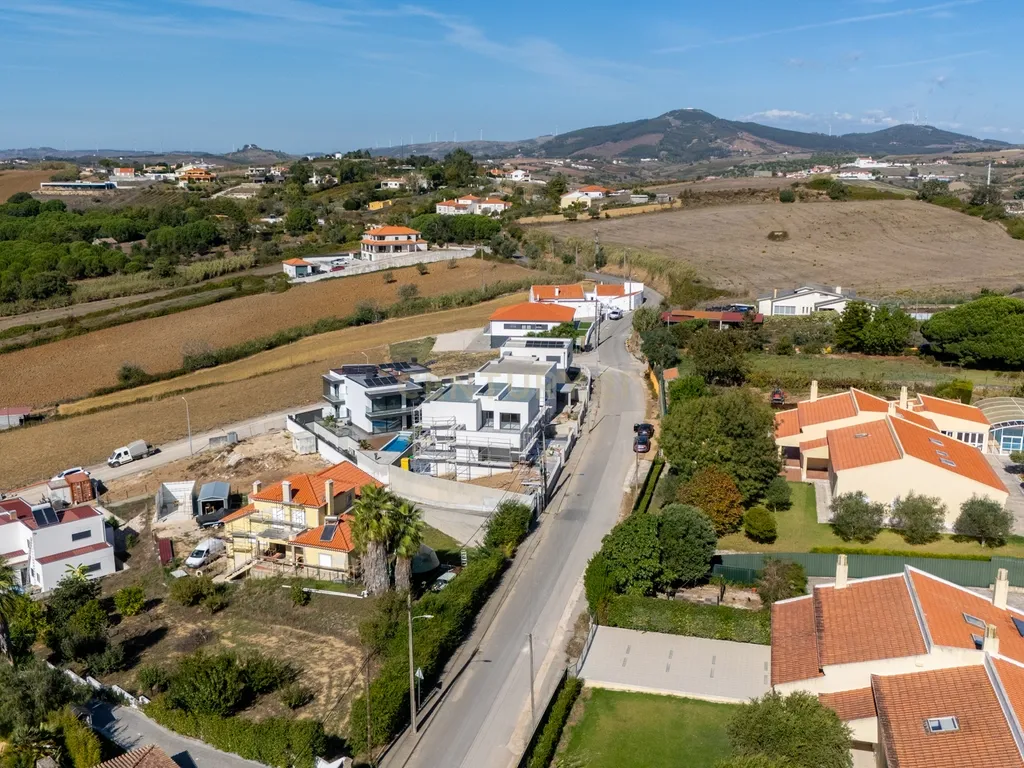 Moradia T3+1 Nova: O Equilíbrio Perfeito Entre o Campo e a Cidade - Mafra - Image 38