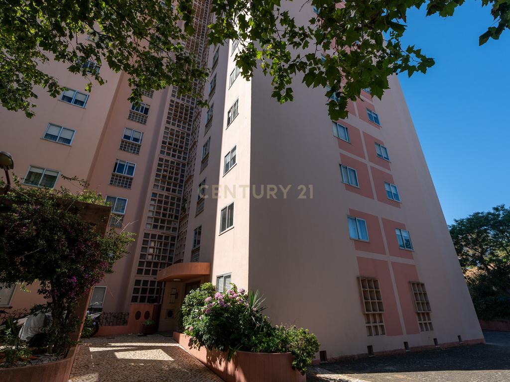 Apartamento de tipologia T2, totalmente renovado, localizado em Santo António dos Cavaleiros – Loures. - Image 2