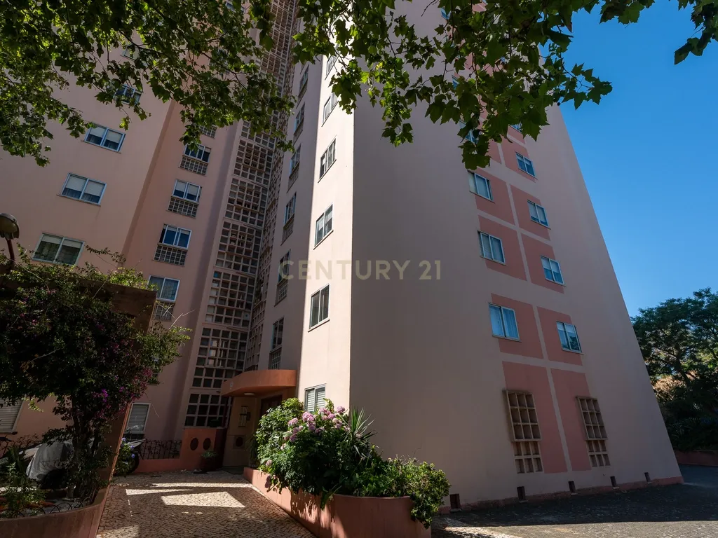Apartamento de tipologia T2, totalmente renovado, localizado em Santo António dos Cavaleiros – Loures. - Image 2