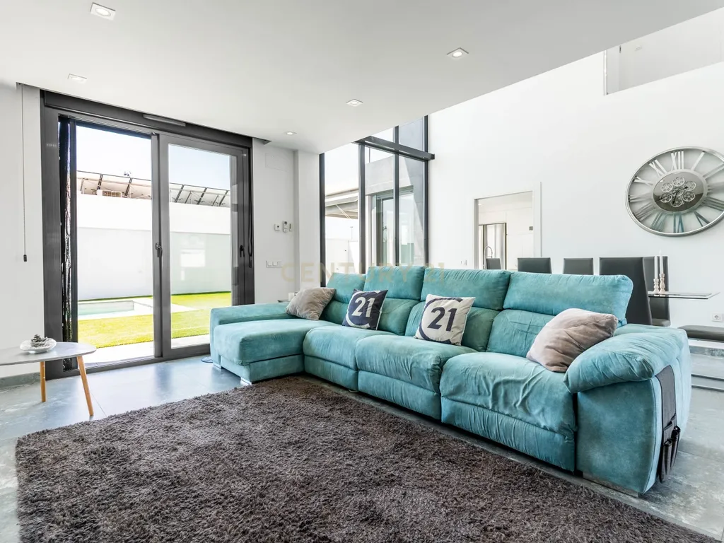 Luxuosa Moradia T4 com Vista Mar e Piscina em Almería - Image 14