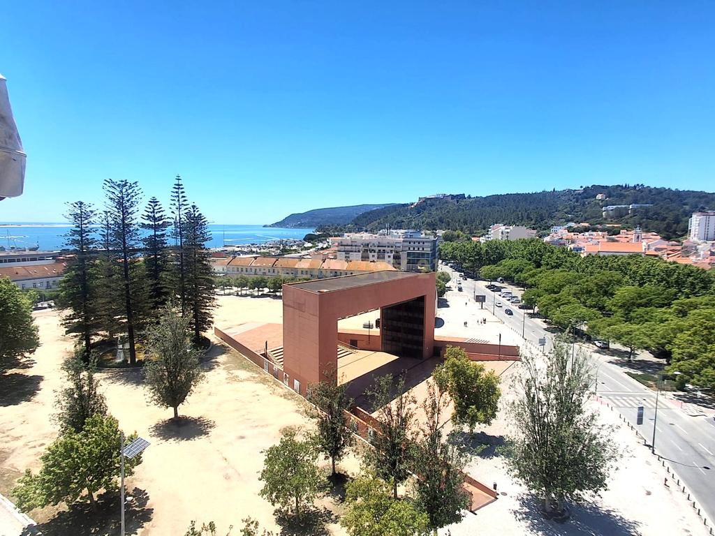 Moderno Apartamento na Avenida Luísa Todi em Setúbal completamente NOVO a estrear com Vista Deslumbrante a estrear uma Suíte - Image 1