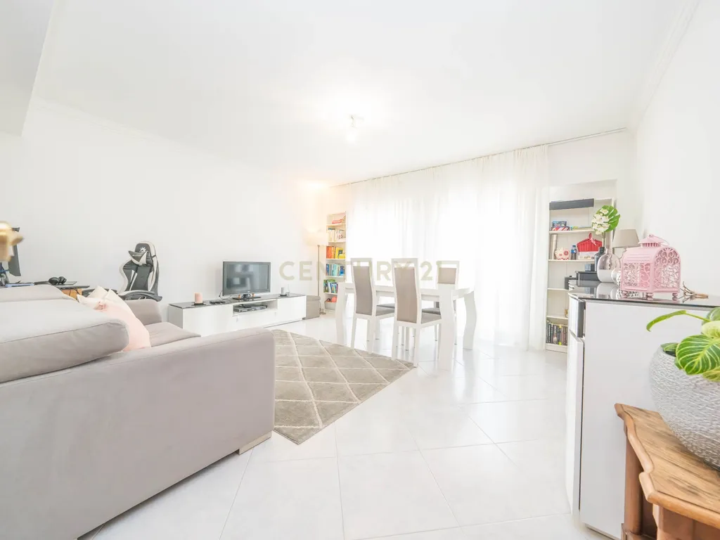 Apartamento T2, com Parqueamento e Arrecadação, em Caneças - Image 1