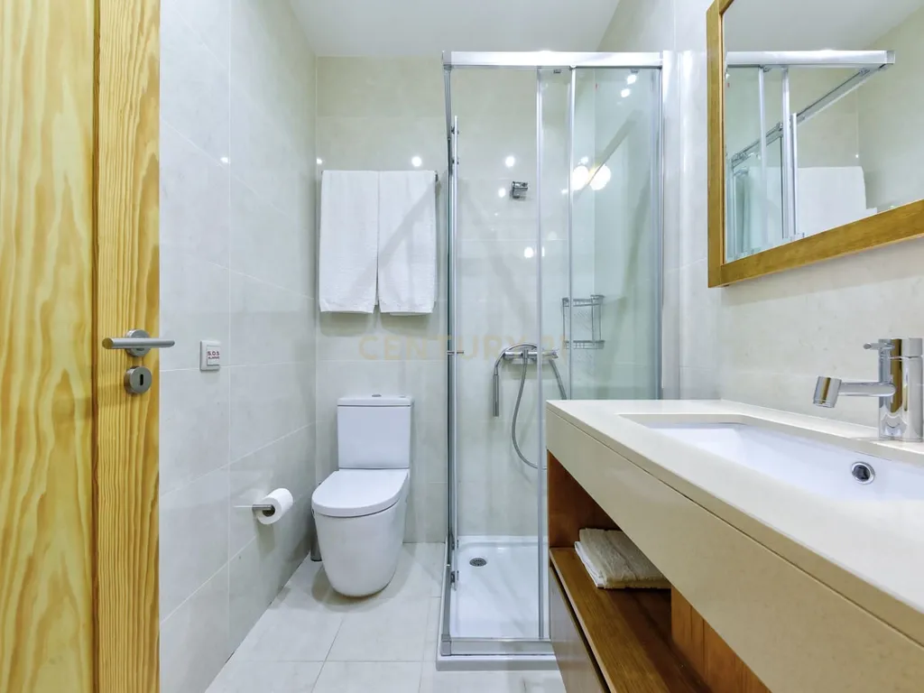 Propriedade T8 com Jardins, Lago e Potencial Alojamento - Localização Premium - Image 26