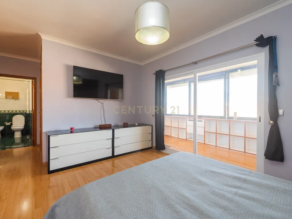 Exclusivo T2 com Vista Panorâmica de Excelência | Massamá Norte - Image 36
