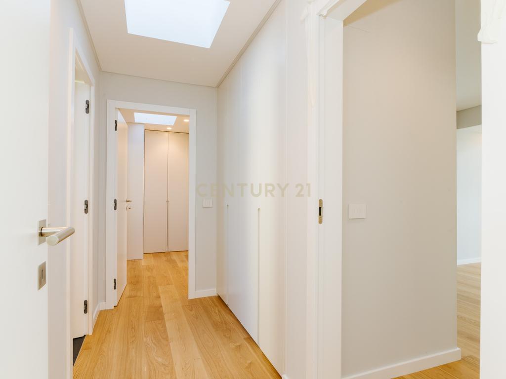 Apartamento Duplex T4 Novo na Rua Bartolomeu Dias, em Belém – conforto, modernidade, luz natural e espaço em Belém - Image 10