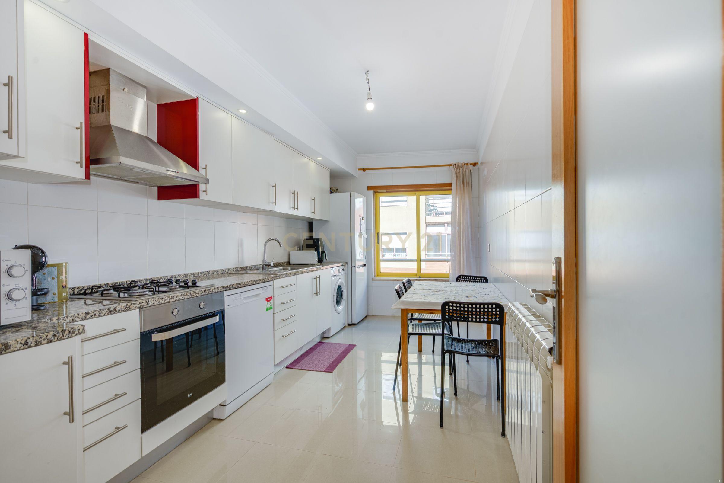 Fotografia 2 de Apartamento T2 com Varanda em Loures - Oportunidade Única!