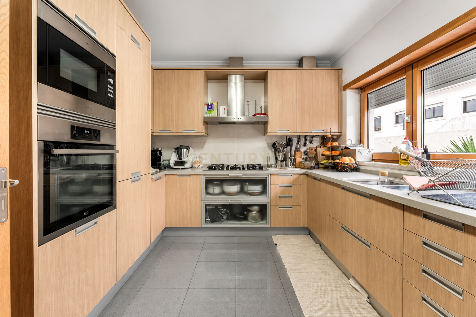 Fotografia 10 de Moradia Isolada T5+1 com Piscina | 3 Suites | Garagem Box | Lote 585m2 | AC | A 8 Minutos a Pé do King's College | Cascais | Torre | Birre | Cobre