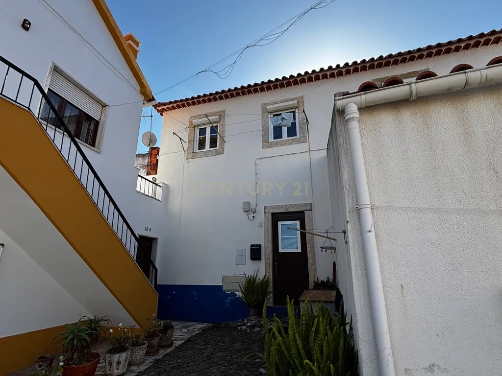 Moradia com T1+T2 Arrendados: Oportunidade no Gradil - Image 2