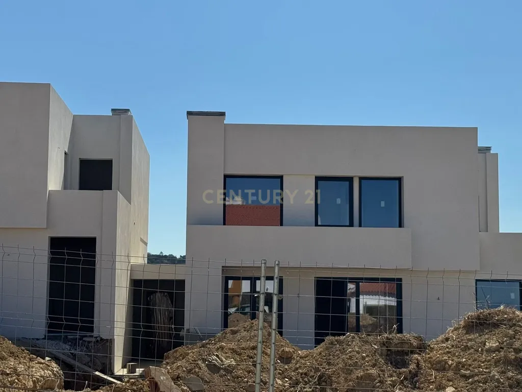 Moradia NOVA Moderna T4: PISCINA e JARDIM Conforto, Modernidade e Vistas Deslumbrantes - Image 10