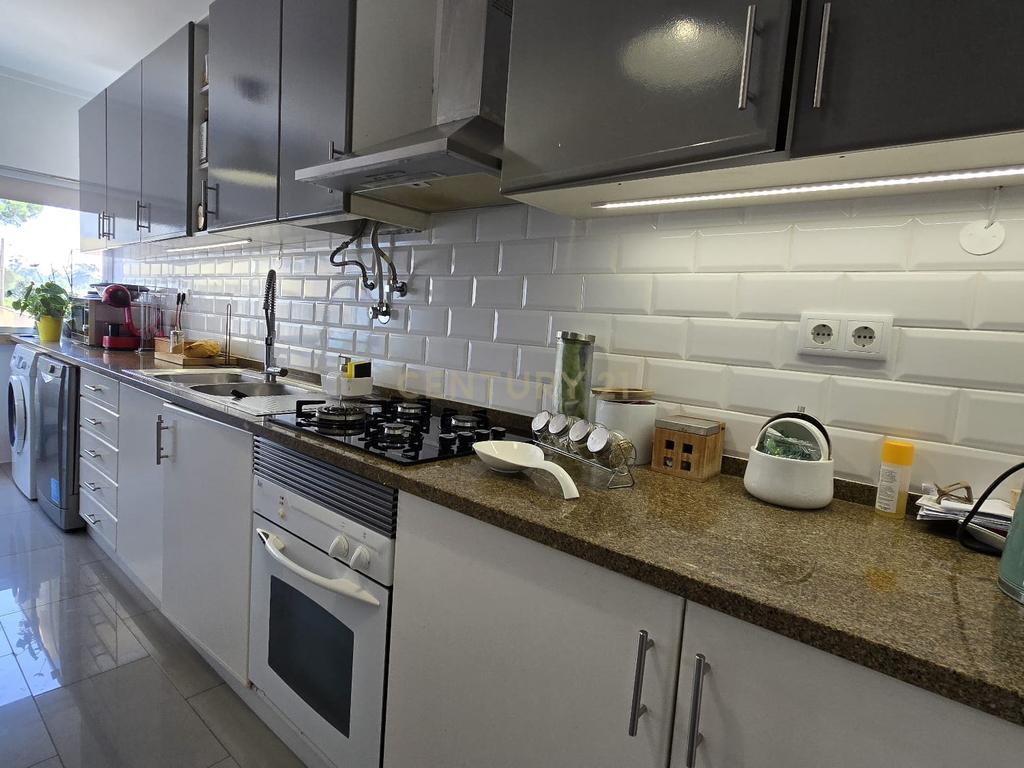 Apartamento T3 Totalmente Remodelado com Varanda e Arrecadação – Vistas Desafogadas - Image 7