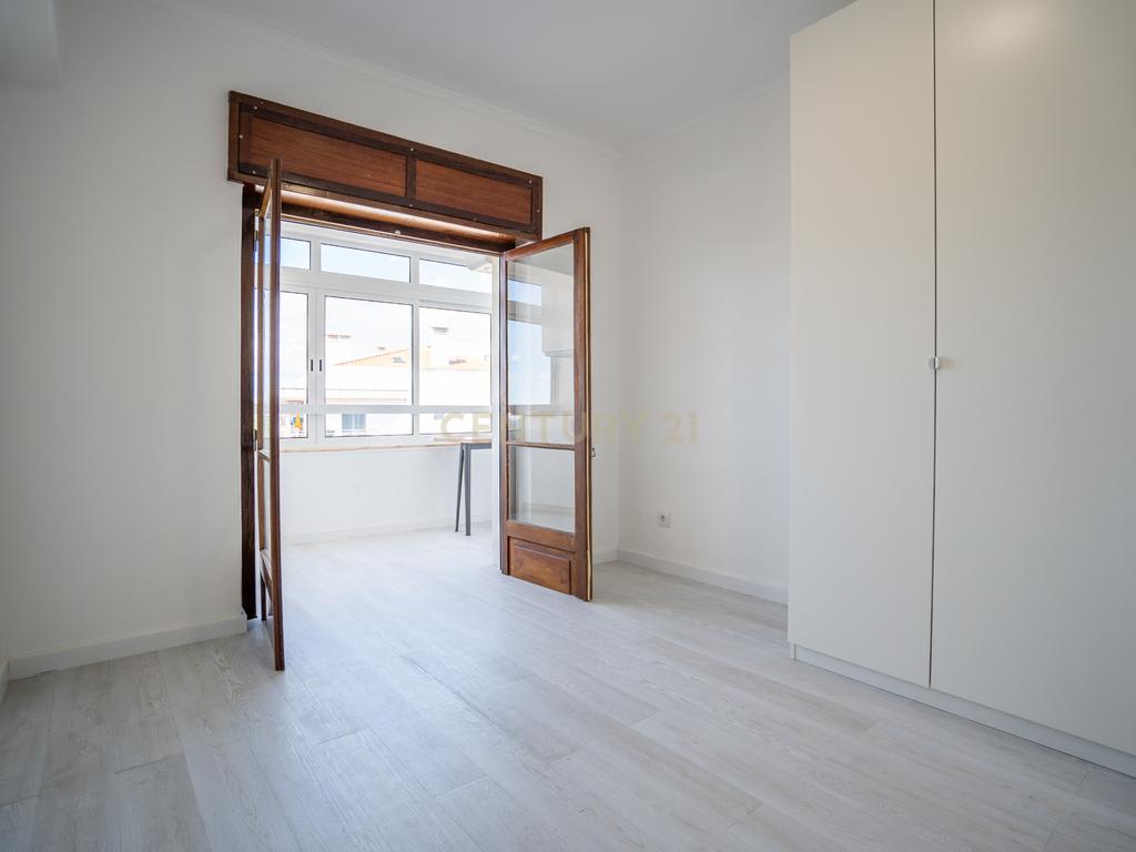 Apartamento na Amadora transformado em 5 modernos estúdios  - Image 35