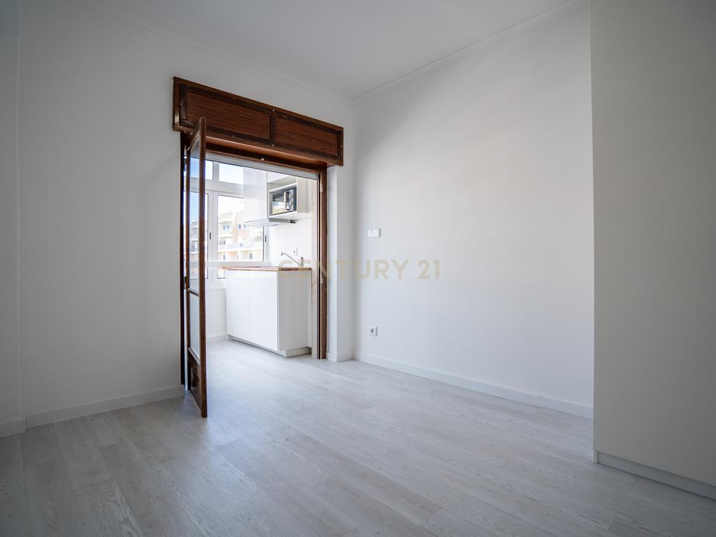 Apartamento na Amadora transformado em 5 modernos estúdios  - Image 33