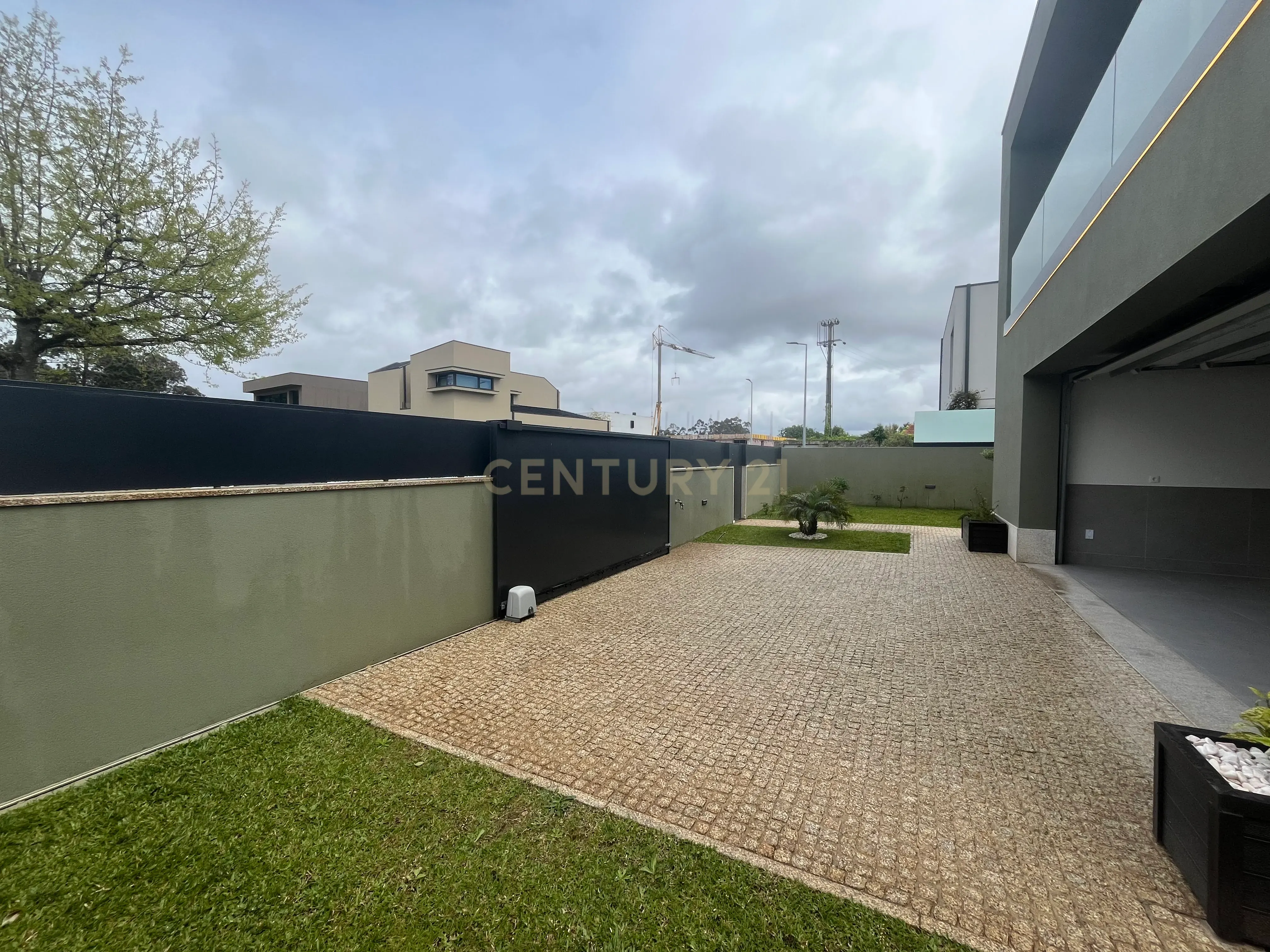 Fotografia 12 de Moradia Contemporânea de Luxo em Azurara | Elegância, Privacidade e Distinção