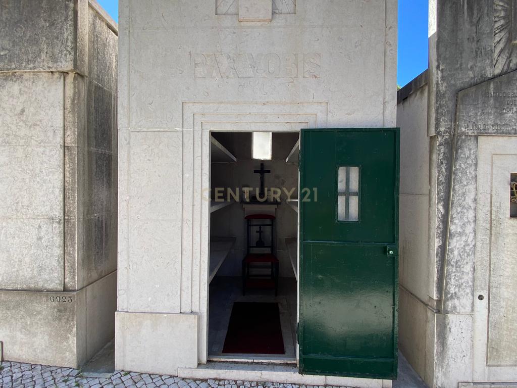 Jazigo à Venda no Cemitério dos Prazeres – Lisboa - Image 3