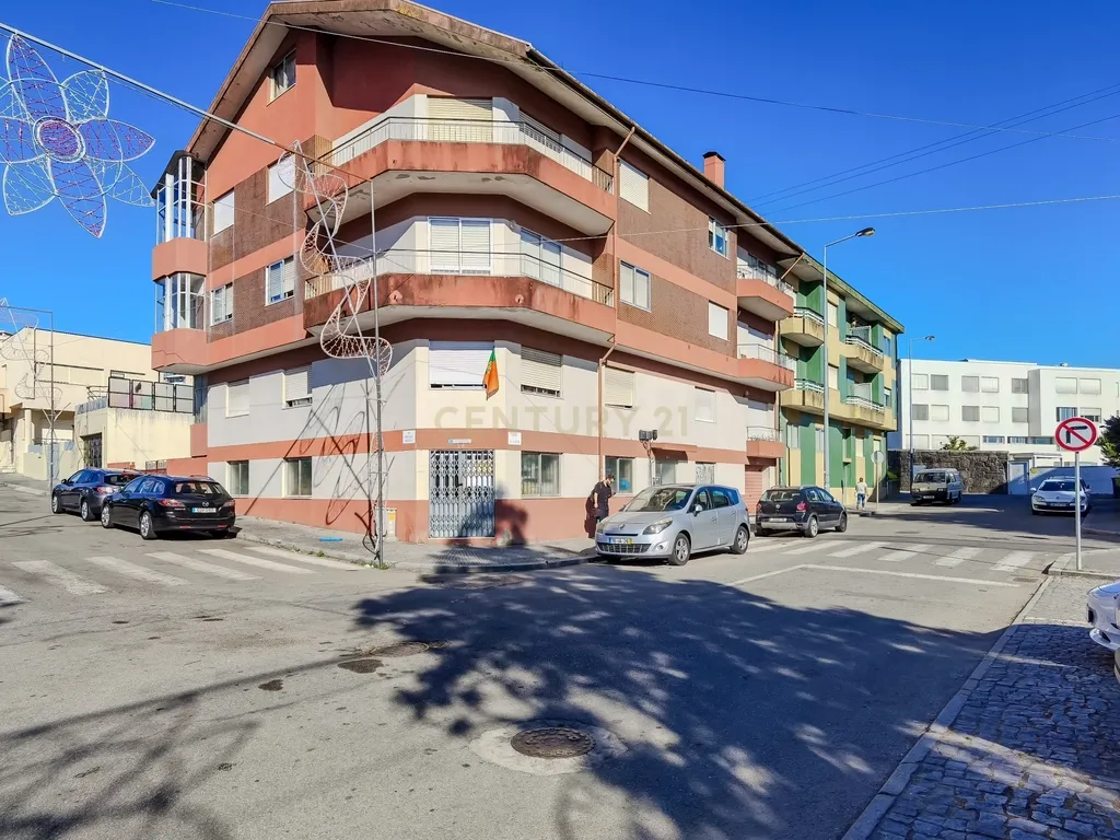 Apartamento T2, de 2 frentes, localizado em Rio Tinto, com Sótão e Garagem Box - Image 20