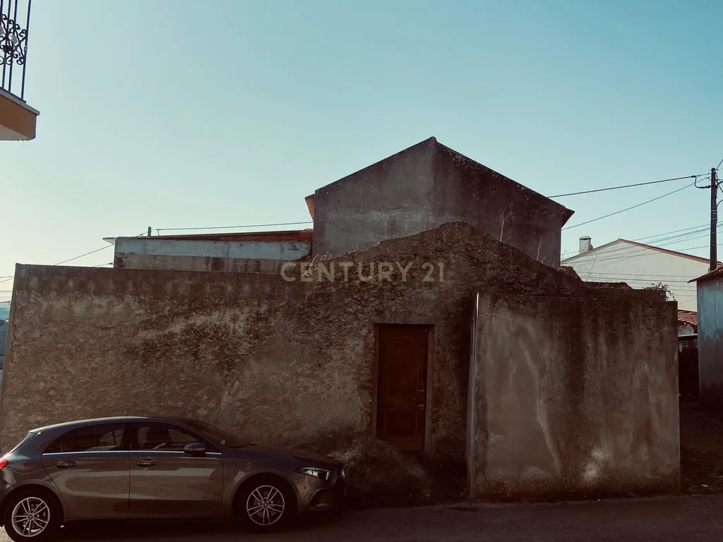 "Moradia em Ruina" - Image 1