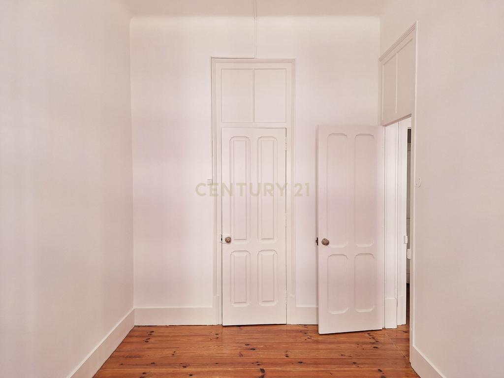  Apartamento T3+2 para Arrendamento em Campolide - Image 8