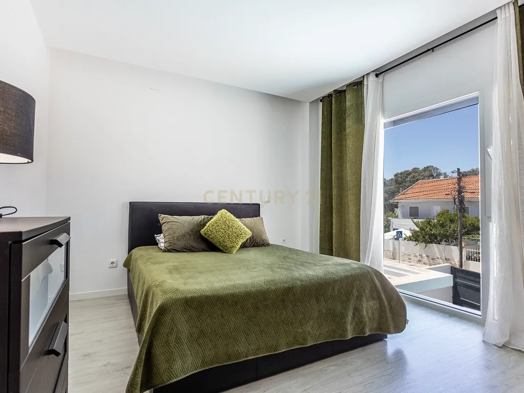 Moradia Contemporânea com Piscina a 5 minutos das praias da Costa da Caparica - Image 23