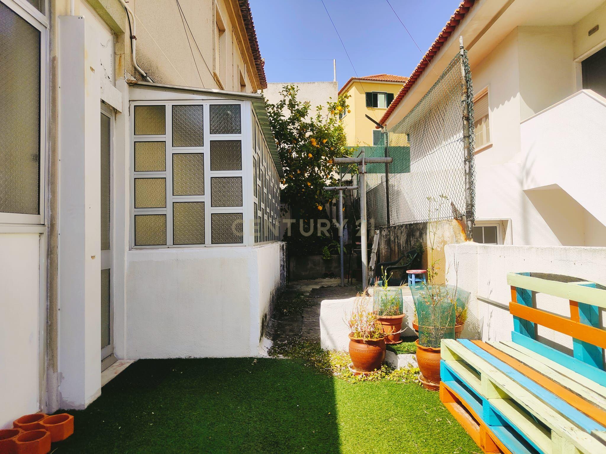 Prédio Bi-Familiar T2 e 2 Anexos Tipologia T1 Em Zona Residencial Tranquila Na Póvoa de Santo Adrião  - Image 45