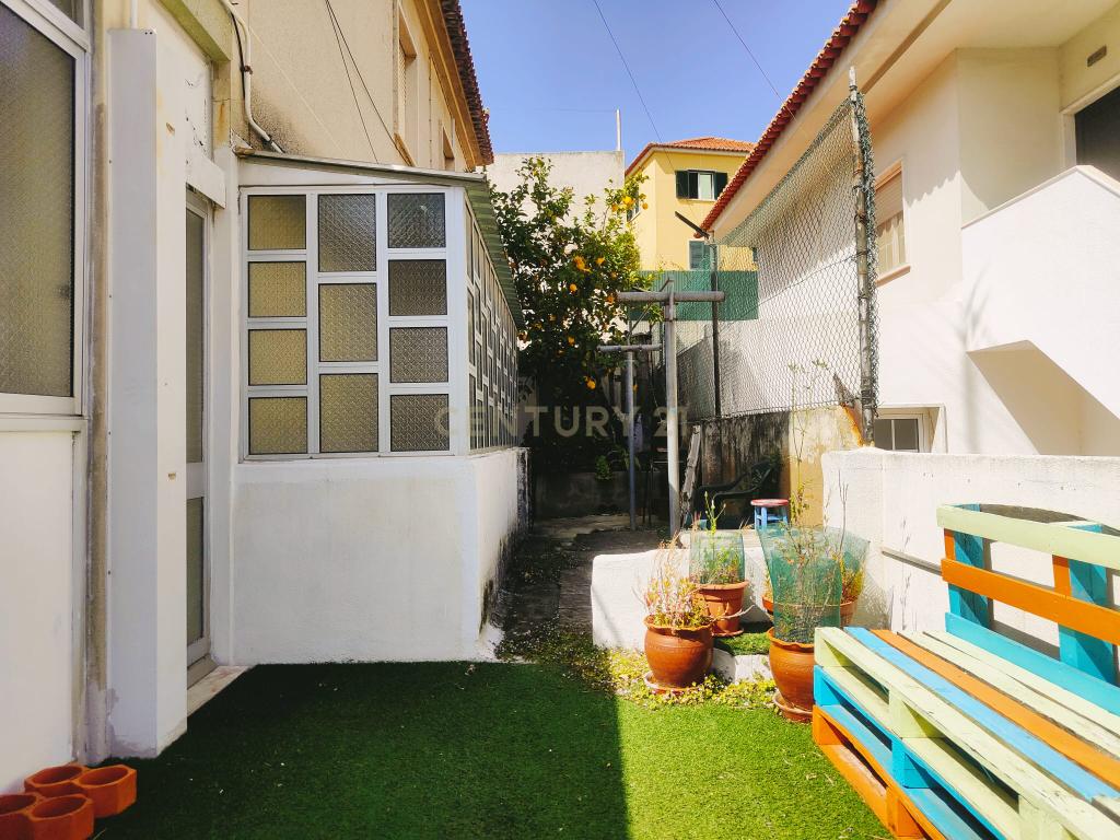 Prédio Bi-Familiar T2 e 2 Anexos Tipologia T1 Em Zona Residencial Tranquila Na Póvoa de Santo Adrião  - Image 45